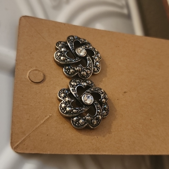 💍3 for $15 - Silvertone Flower Shaped Earrings with Center  Diamond Simulants - Picture 2 of 3